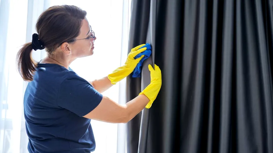 Cum să cureți perdelele și draperiile fără să le dai jos de la geam. Trucuri simple care elimină praful și împrospătează materialul