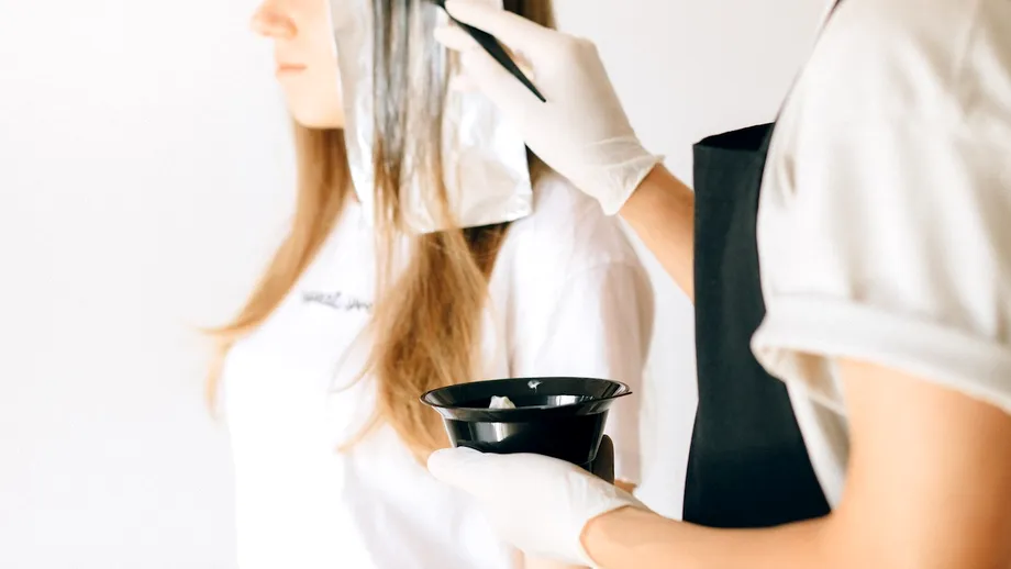 4 soluții pentru a readuce la viață părul decolorat