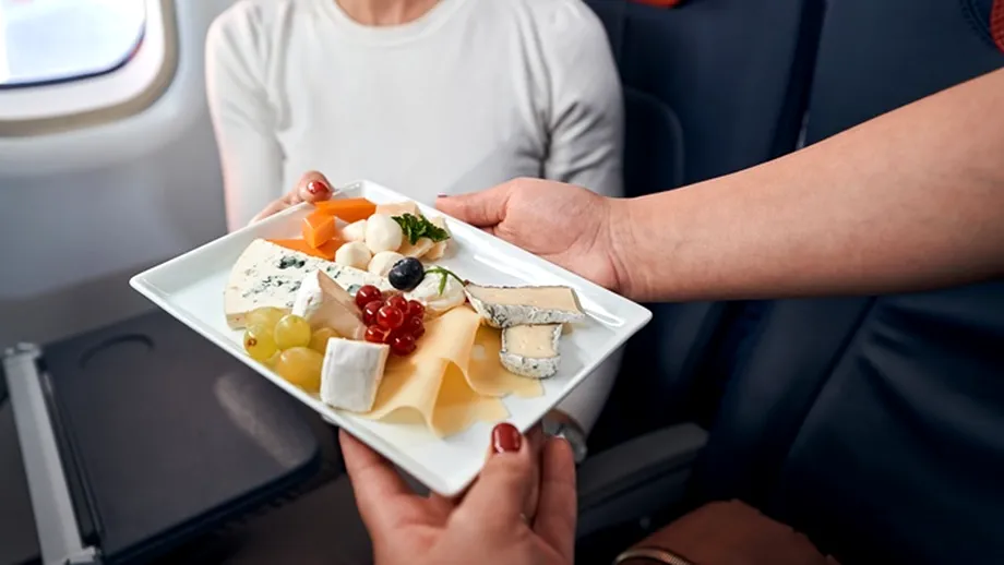 Adevărul înfiorător despre mâncarea din avion. Un medic a dezvăluit de ce NU o consumă niciodată