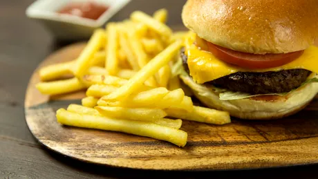 Ce se întâmplă cu ficatul tău când consumi mâncare tip fast-food în exces?