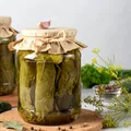 Castraveți murați la borcan pentru iarnă – rețeta simplă pentru murături crocante și aromate