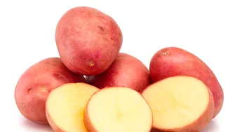 Sucul de cartof roșu, remediu natural pentru persoanele cu ulcer? Cum poate ajuta și ce trebuie să știi