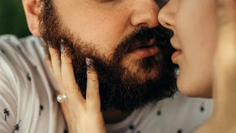 Medicii trag un semnal de alarmă. Ce pot păți femeile care sărută un bărbat cu barbă