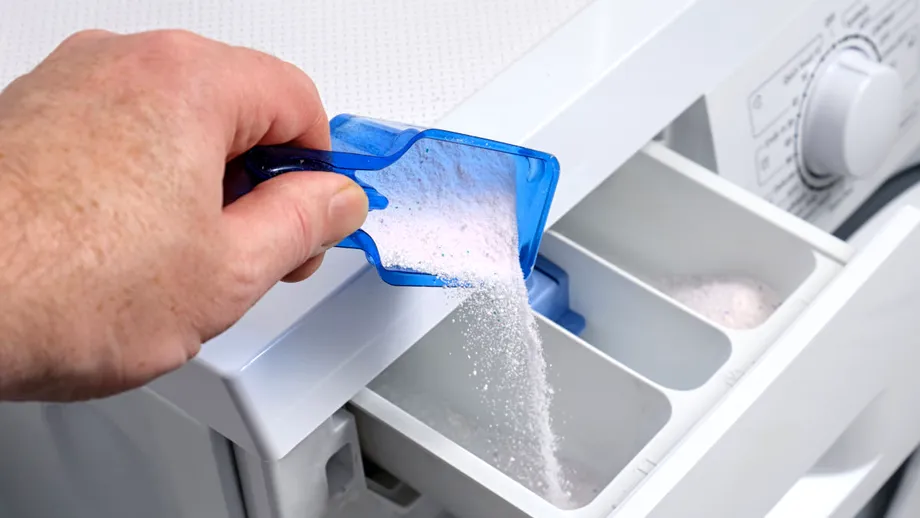 Nu scoți sertarul de detergent al mașinii de spălat după spălare? Greșeala pe care mulți o fac și care îi poate îmbolnăvi grav
