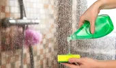 Cum să speli paravanul dușului cu detergentul de vase. Trucul care te scapă de depunerile de săpun și petele de apă dură