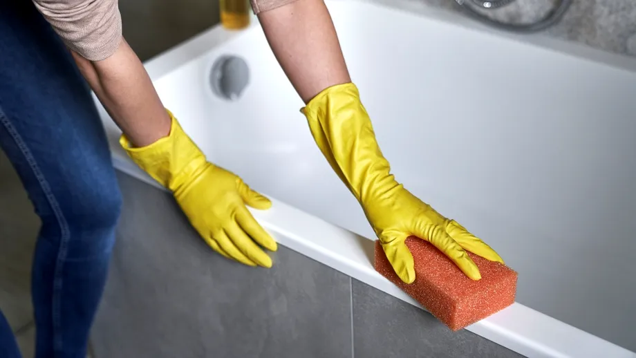 Secretul pentru a îndepărta rapid petele de apă dură din baie. Trucuri simple cu ingrediente din casă