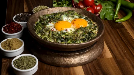 Spanac cu ouă: micul dejun de inspirație turcească gata în mai puțin de jumătate de oră