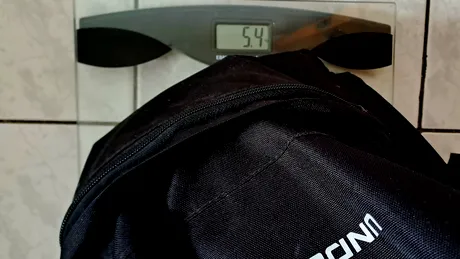 Ghiozdanul greu și sănătatea copiilor. Cât cântărește ghiozdanul unei fetițe de clasa a VI-a și ce riscuri pot apărea