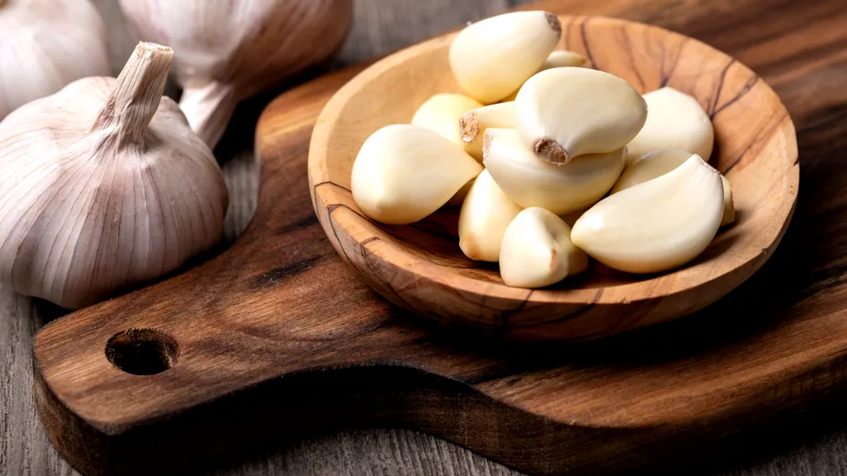 Usturoi înmuiat în miere, combinația neașteptată cu beneficii surprinzătoare pentru sănătate