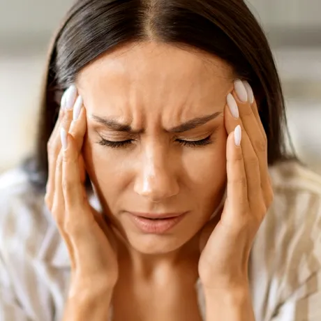 Scapă de durerea de cap fără pastile. Două băuturi naturale care sunt eficiente