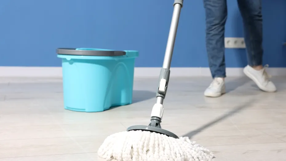 Ce să pui în apa de mop ca să ai podele curate și parfumate. Trucuri simple pentru un miros plăcut în toată casa