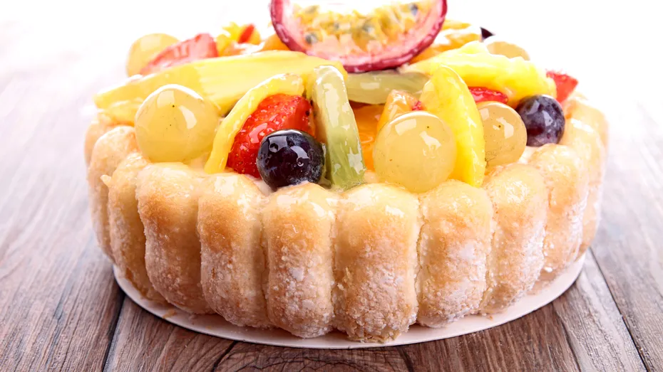 Tort Diplomat cu fructe și pișcoturi de șampanie - desertul tradițional care aduce noroc în Noul An