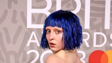 Cântăreața Ashnikko, transformată în extraterestru la Brit Awards 2023