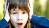 Copilul tău își acoperă urechile la orice zgomot? Sensibilitatea auditivă poate fi cauzată de neintegrarea reflexului Moro