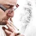 Ce pățesc plămânii dacă fumezi „doar” o țigară pe zi. Riscurile pe care fumătorii le ignoră
