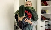 Pune asta în dulap în sezonul rece. Trucul simplu care ține hainele proaspete și alungă mirosul de închis