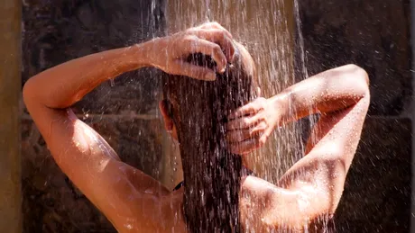 Faci duș rece vara? Cât timp ar trebui să ne spălăm, conform dermatologilor. Mulți români greșesc