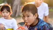 Avertisment pentru părinți! Băutura considerată sănătoasă care ar putea crește riscul de hipertensiune la copii