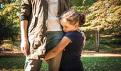 Copilul se ascunde în spatele tău când vin musafiri? Nu înseamnă neapărat că este timid. Ce transmite acest comportament