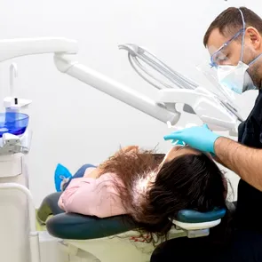 Frica de dentist te costă mai mult decât crezi. Cum te afectează, dar și cum o poți trata