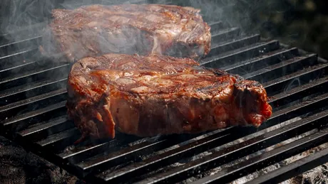 Carnea la grătar crește riscul unui tip de cancer care afectează cu precădere bărbații. Se manifestă prin balonare și arsuri la stomac