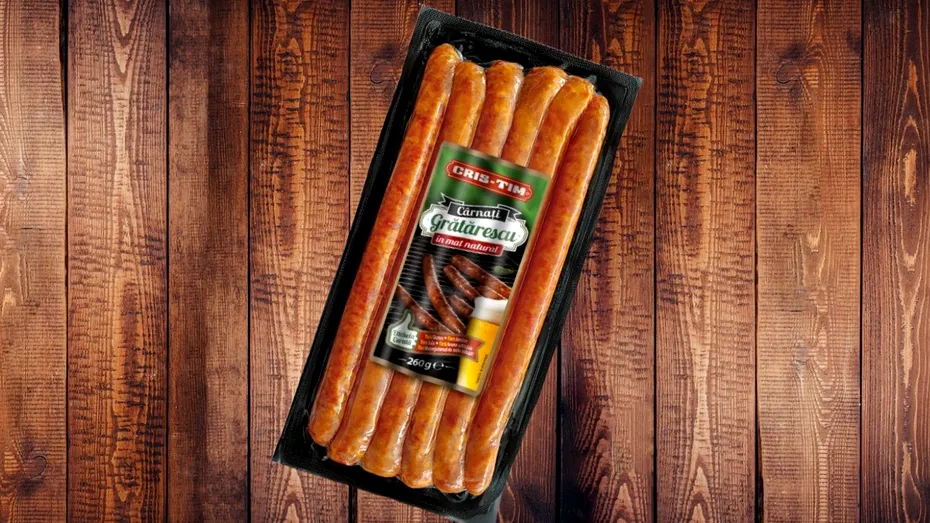 Cârnați Grătărescu la cuptor cu varză călită și mămăligă cremoasă