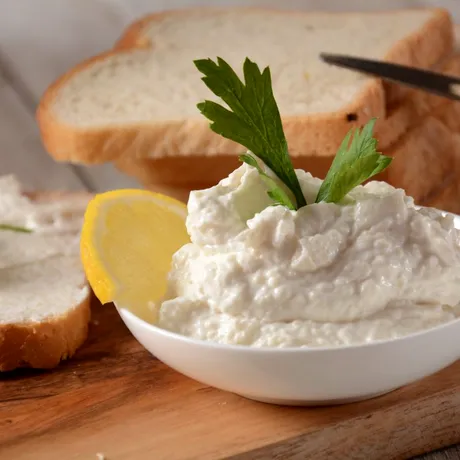 Rețetă de salată de icre cremoasă și delicioasă! Se prepară cu doar 5 ingrediente simple