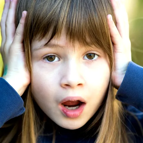 Copilul tău își acoperă urechile la orice zgomot? Sensibilitatea auditivă poate fi cauzată de neintegrarea reflexului Moro