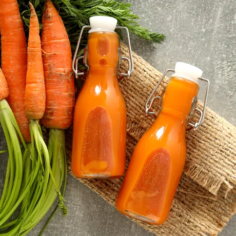 7 moduri în care sucul de morcovi este benefic pentru piele, ochi și imunitate