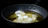 Nu mai prăji ouăle ochi în ulei sau unt. Trucul simplu care le face mai ușoare și mai gustoase/ VIDEO