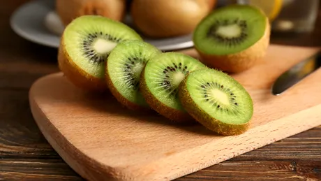 Kiwi, unul dintre cele mai sănătoase fructe? De ce specialiștii spun să-l mănânci și cu coajă