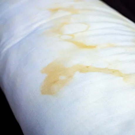 Petele galbene de pe perne. Ce spun acestea despre starea ta de sănătate și somnul tău