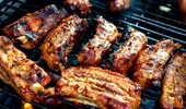 Atenție – nu carbonizați carnea la grătar! Profesorul Mencinicopschi: „În arsură sunt compuși cancerigeni”