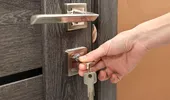 Ai uitat cheia în casă? Ce soluții ai la îndemână și ce greșeli trebuie să eviți când rămâi pe dinafară