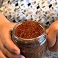 Nu mai arunca cojile de la ardeii copți! Trucul simplu prin care le transformi într-un condiment aromat