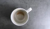 De ce se pătează cănile de cafea și ceai? 5 metode prin care le poți curăța fără să le zgârii