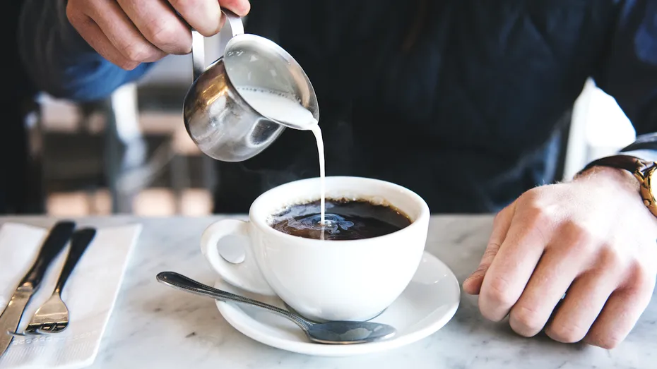 Ce beneficiu ar putea avea un strop de lapte în cafea?