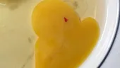 Ce înseamnă, de fapt, urmele de sânge din ou. E bine sau nu să-l mănânci?
