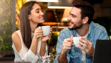 Flirtul cu un bărbat: 5 greșeli pe care le fac chiar și cele mai încrezătoare femei