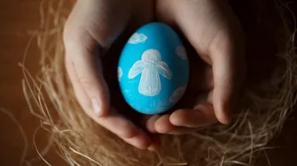 Ajutoare de Paşte pentru românii cu venituri mici! Autorităţile împart pachetele cu ajutorul Bisericii