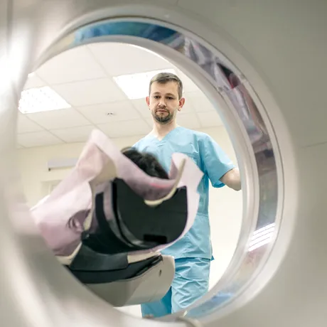 Un bărbat a murit după ce a fost „aspirat” de un aparat RMN. Ce purta acesta la gât