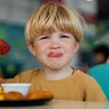 Studiu alarmant despre alimentele pentru copii! Aproape jumătate dintre produse nu respectă standardele nutriționale recomandate
