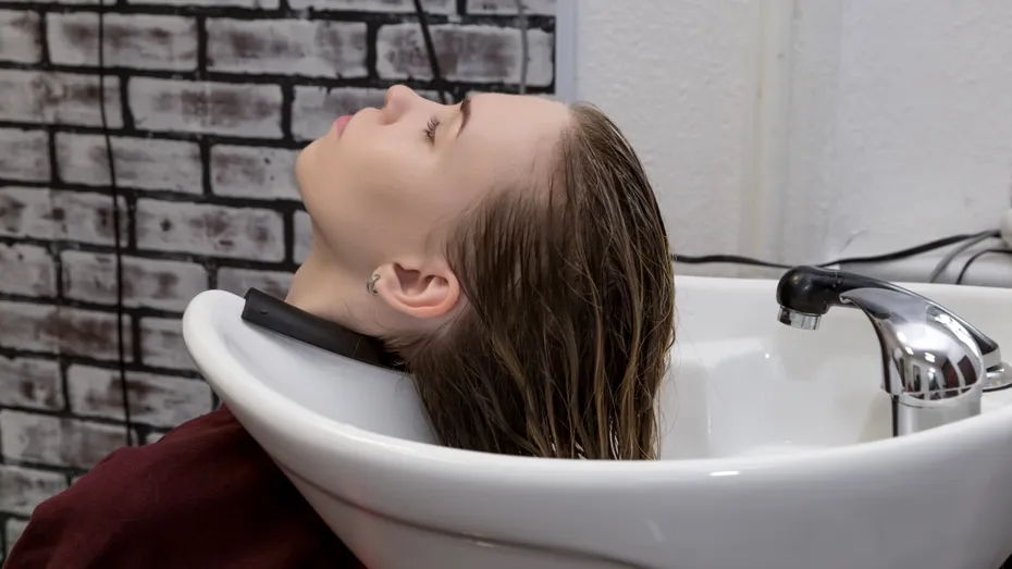 Mergi des la salon pentru a-ți spăla părul? Ce pericol neașteptat te pândește