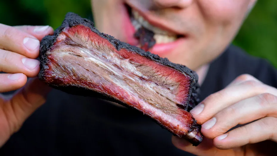 Te dor articulațiile? S-ar putea să suferi de „boala mâncătorului de carne”!