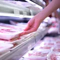 Alertă alimentară înainte de Paște! Carne de pui, contaminată cu Salmonella. S-au retras peste 50 de kilograme din magazine
