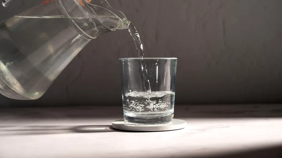 De ce își pierd băuturile carbogazoase bulele? Explicația științifică