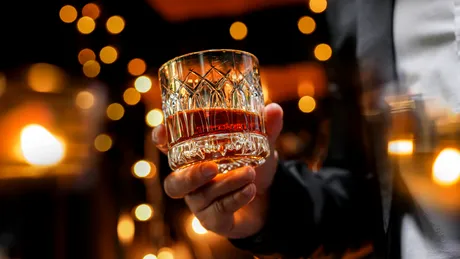Consumi alcool doar ocazional? Ce se poate întâmpla cu ficatul fără să ai simptome