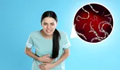 Un parazit intestinal care provoacă diaree severă pune autoritățile în alertă. Se poate ascunde pe fructele și verdețurile consumate crude