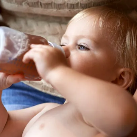 Semințele de fenicul în îngrijirea bebelușilor. Ce spun pediatrii despre ceaiul de colici?