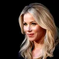 Christina Applegate, diagnosticată greșit cu scleroză multiplă. De ce poate fi dificil de identificat această boală?